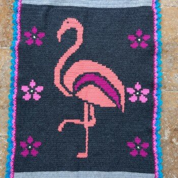 Meine 3-jährige Tochter ist zur Zeit total im Flamingo-Fieber. Diese Decke bekommt sie im März zu ihrem Geburtstag. Dafür habe ich die Häkelanleitung für das Motivtuch Sarmingo etwas abgewandelt.