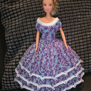 Oh man, hat das Spaß gemacht 😍
Mein erstes Barbie Kleid ever, da mach ich glatt noch ein kurzes für meine Tochter zu Weihnachten 👍