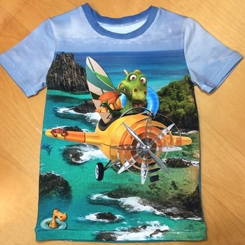 Ein T-Shirt für meinen Enkel, genäht nach dieser Anleitung: https://www.crazypatterns.net/de/items/45312/slimfit-shirt-haensel-gretel-gr-104-164-schmales-kindershirt-naeh-e-book-und-schnittmuster-naehanleitung
Das Baumwolljersey-Panel habe ich bei Etsy gefunden.