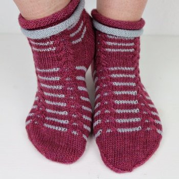 Anleitung von Strickmade-by-Anja
https://www.crazypatterns.net/de/items/54970/socken-santona