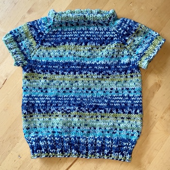 Einfacher RVO-Strickpulli mit kurzem Arm für den Mini.
Aus 8fach-Sockenwolle
Ohne Fremdanleitung