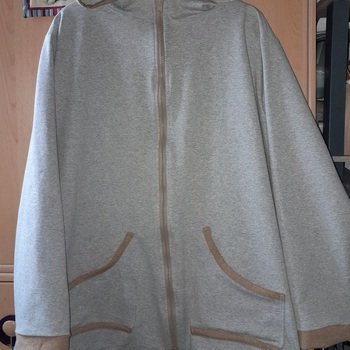 Sweatjacke mit Kapuze