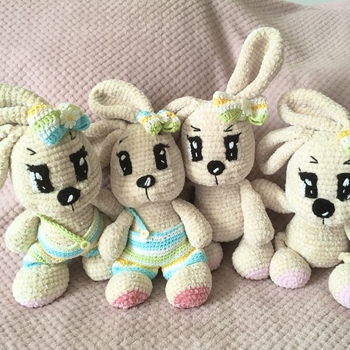 Die Hasenbande ist komplett….leider hoppeln bald alle davon😞…
Anleitung von : @olga.usolya Süße Hasen Häkelanleitung Amigurumi Spielzeug (Kaninchen)
Ich hab nur die Augen etwas größer gemacht, weil ich zuerst überhaupt nicht klar kam….