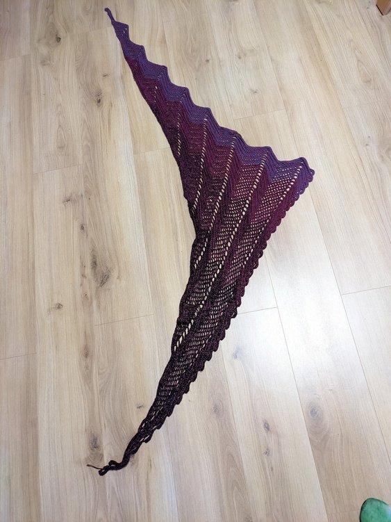 Pfeilgrad! Crochet pattern for a triangle shawl in 2 variations