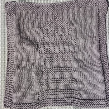 Die Anleitung ist von a-mano und war meine erste dieser Art. Die Anleitung ist super verständlich geschrieben. Ich habe Ricorumi Cotton verwendet, knapp 50g mit NS 3,5. Es hat riesen Spass gemacht es zu stricken. Vielen Dank für diese tolle Anleitung.