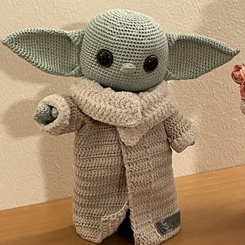 Das ist Baby Yoda aus Star Wars. Die Anleitung habe ich auf Etsy entdeckt und ist von CrochetPatternWorld. Das Gesicht und die Ohren hab ich etwas verändert. Der Star Wars Fan in meiner Familie hat sich riesig gefreut 🥰