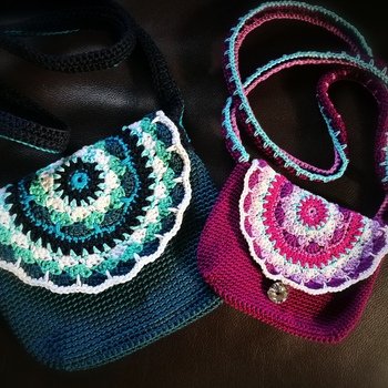 wer Mandalas liebt, muss diese Tasche einfach häkeln !
Für mich als Fortgeschrittene war es gut machbar und sie sieht super aus.