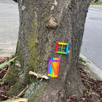 Bei uns vorm Haus steht ein Baum…und da muss seit gestern jemand drin wohnen…jedenfalls sind plötzlich Tür, Treppe und Fenster da…
😉