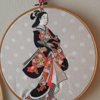 so nun ist die Geisha da wo ich sie haben wollte, in einem schönem Rahmen und als Bild an der Wand in meinem Nähzimmer