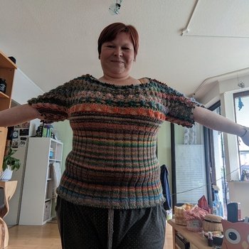 Super Klasse Anleitung, für mein ersten Strickpullover gar nicht so schlecht.