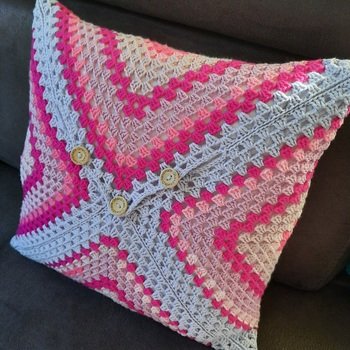 Granny Square Kissen nach Anleitung von Gründl. Habe Reste von Fremdgarn verwendet. Schöne und einfache Anleitung mit tollem Ergebnis.