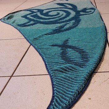 Mein erstes Illusionstricktuch ohne Strickschrift (Bilder mit Maschenart). Mit 4er Rundstricknadel gestrickt, 1 Knäuel Teal Twister Solid, und ca. 1/2 Knäuel Twister Mermaid verwendet, für die Umrandung 2 Runden halbe Stäbchen mit 3,5 Häkelnadel Twister Solid Dutch Blue gehäkelt.