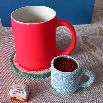 eine Schokotasse gefälligst? Gehäkelte Minitasse nach AL aus dem inet