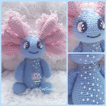 Meine Version des Axolotl BLUE...
Blue ist ein Geburtstagsgeschenk für einen sehr lieben Freund, der diese Tiere wirklich sehr mag. Also das perfekte Geschenk.
Kleine Abwandlungen: ich habe Augen dazu gehäkelt und Wimpern angenäht, damit Blue etwas mehr nach 