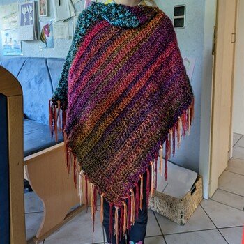 Kinderponcho.
Etwa 55 x 55 cm.
Stäbchen gehäkelt.
Hat ein bisschen gedauert, ging aber ganz gut.
Und das Kind ist begeistert.