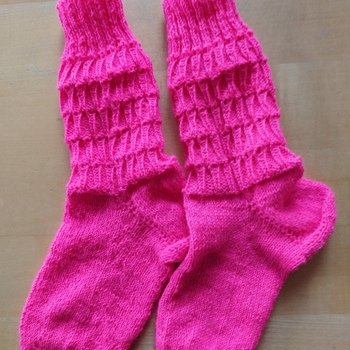 Socken mit Lochmuster