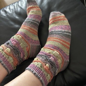 Socken im Bremer-muster mit dünnem Baumwollgarn gestrickt. Perfekt für Sommerabende, da sie nicht so warm halten, wie Wollsocken.