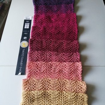 Hi zusammen,
mein 1. Projekt hat super geklappt.
Ich finde die Stola mit dem Wellenmuster wunderschön.
Da ich das Stricken zur Rauchtentwöhnung wieder angefangen habe, kommt demnächst noch mehr und ich verkaufe sie alle bei Ebay.
Habt alle viel Spaß und bleibt Gesund.
LG Jazz