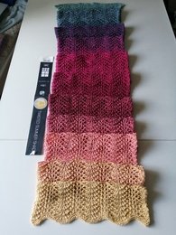 Hi zusammen,
mein 1. Projekt hat super geklappt.
Ich finde die Stola mit dem Wellenmuster wunderschön.
Da ich das Stricken zur Rauchtentwöhnung wieder angefangen habe, kommt demnächst noch mehr und ich verkaufe sie alle bei Ebay.
Habt alle viel Spaß und bleibt Gesund.
LG Jazz