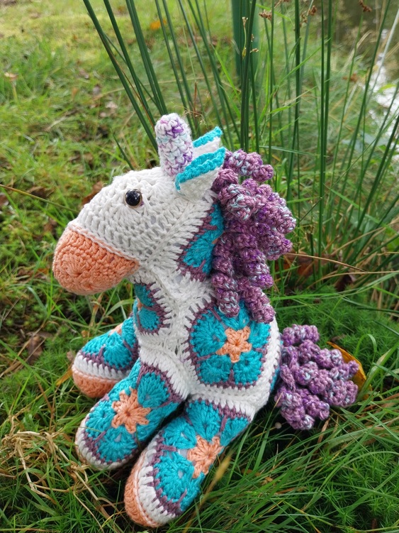 Einhorn mit African Flowers Häkelanleitung als PDF DYN