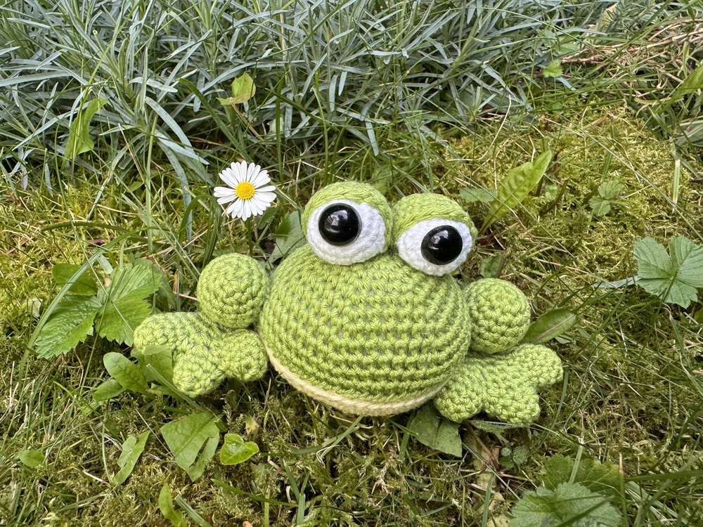 kleiner Frosch-Dekoidee-Häkelanleitung