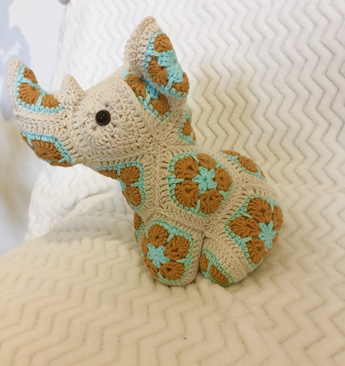 Robert the Baby-Rhino with African Flowers crochetpattern PDF DYN