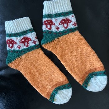 Ein weiteres Paar Socken für den größeren Enkel. Diesmal mit Antirutsch-Punkten. Er läuft zu Hause nur in Socken herum.