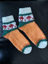 Ein weiteres Paar Socken für den größeren Enkel. Diesmal mit Antirutsch-Punkten. Er läuft zu Hause nur in Socken herum.