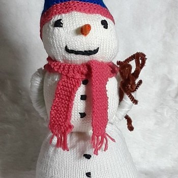 aufgehübschter Schneemann mit Strickmütze und Besen