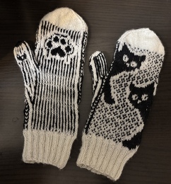 Hab zum ersten Mal Handschuhe gestrickt.
Aus dem Buch „Bunte Socken und witzige Handschuhe stricken“ von Andrea Hoedt-Konken.