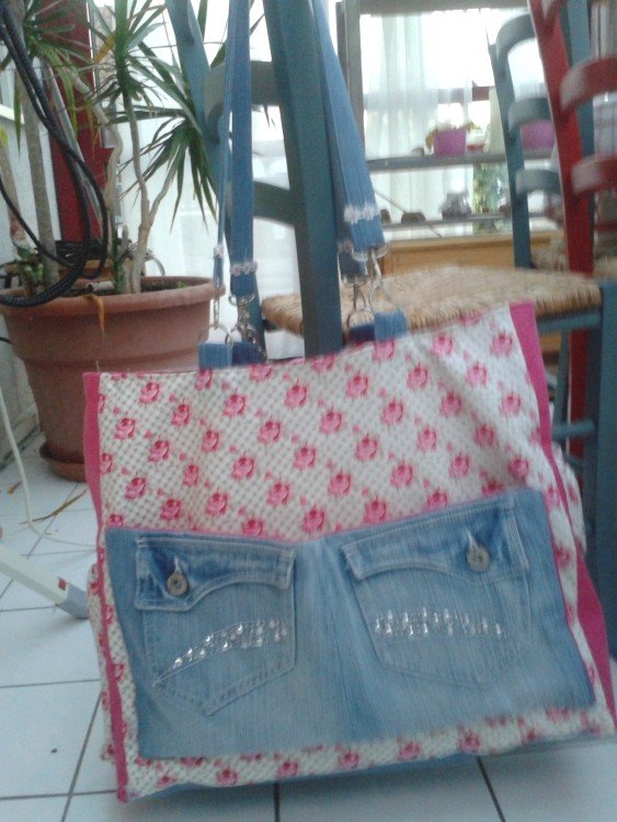 Upcycling-Luxus: Die Jeans-Tasche mit Klett-Einteilern