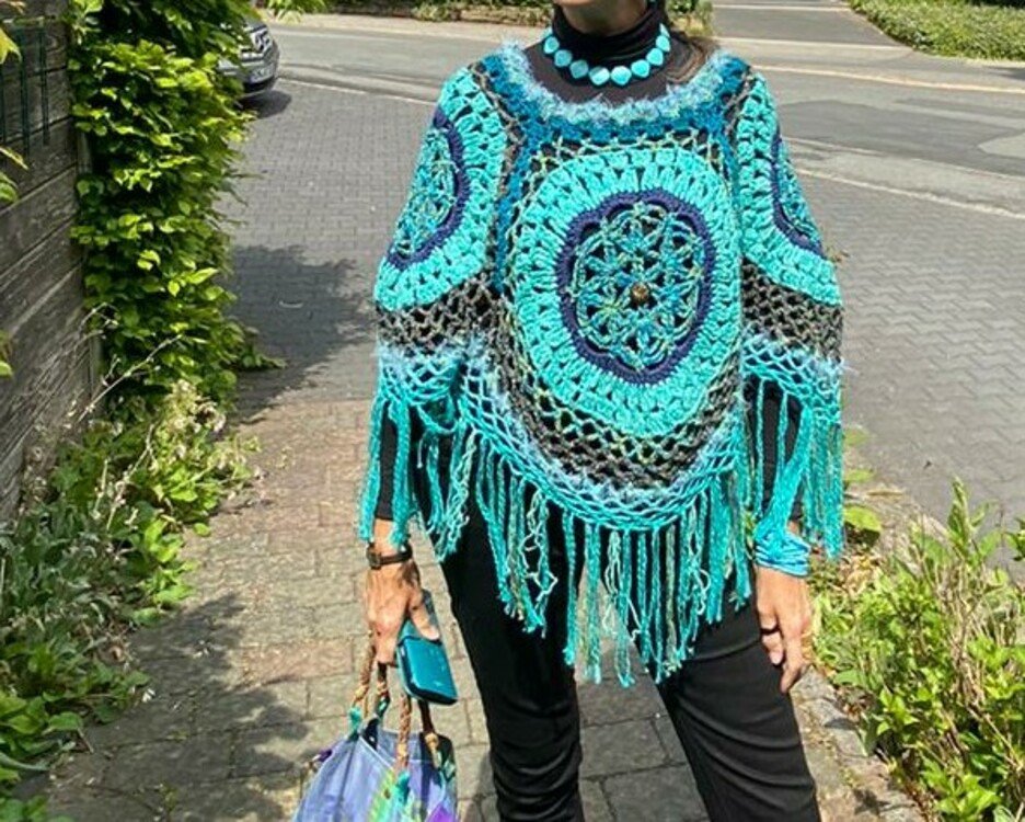 Poncho mit der  „Blume des Lebens“