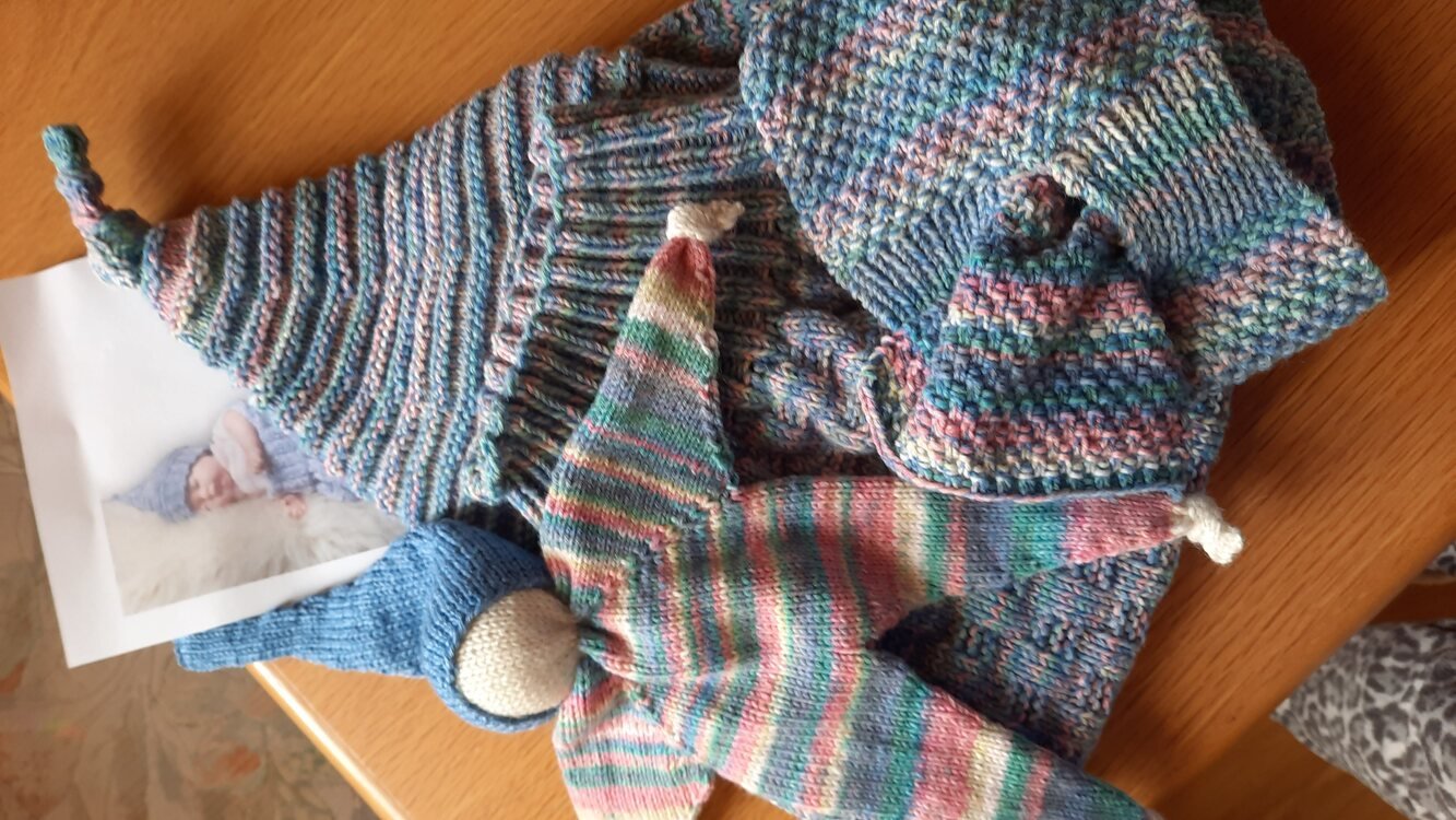 Babypuck (Schlafsack) und Mützchen, gestrickt