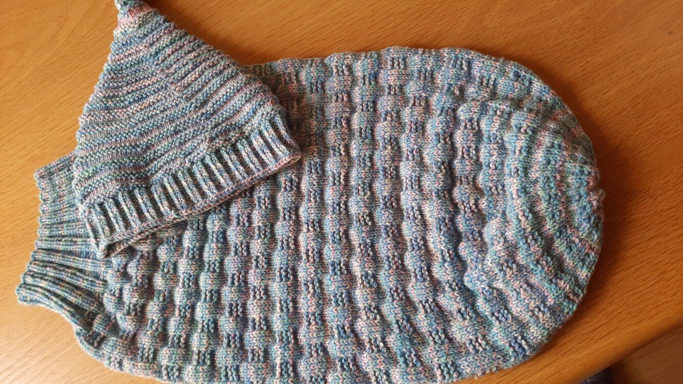 Babypuck (Schlafsack) und Mützchen, gestrickt