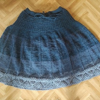 Sehr gute detaillierte Anleitung, die auch das umrechnen in andere Wolle sehr einfach macht.
Ich habe den Rock mit 80cm Bundbreite als Winterrock aus doppelfädig gestrickter Shetlandwolle mit 3 Farben gestrickt (die Farbverteilung habe ich in dem Fall selbst erstellt) und er passt perfekt.