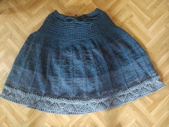 Sehr gute detaillierte Anleitung, die auch das umrechnen in andere Wolle sehr einfach macht.
Ich habe den Rock mit 80cm Bundbreite als Winterrock aus doppelfädig gestrickter Shetlandwolle mit 3 Farben gestrickt (die Farbverteilung habe ich in dem Fall selbst erstellt) und er passt perfekt.