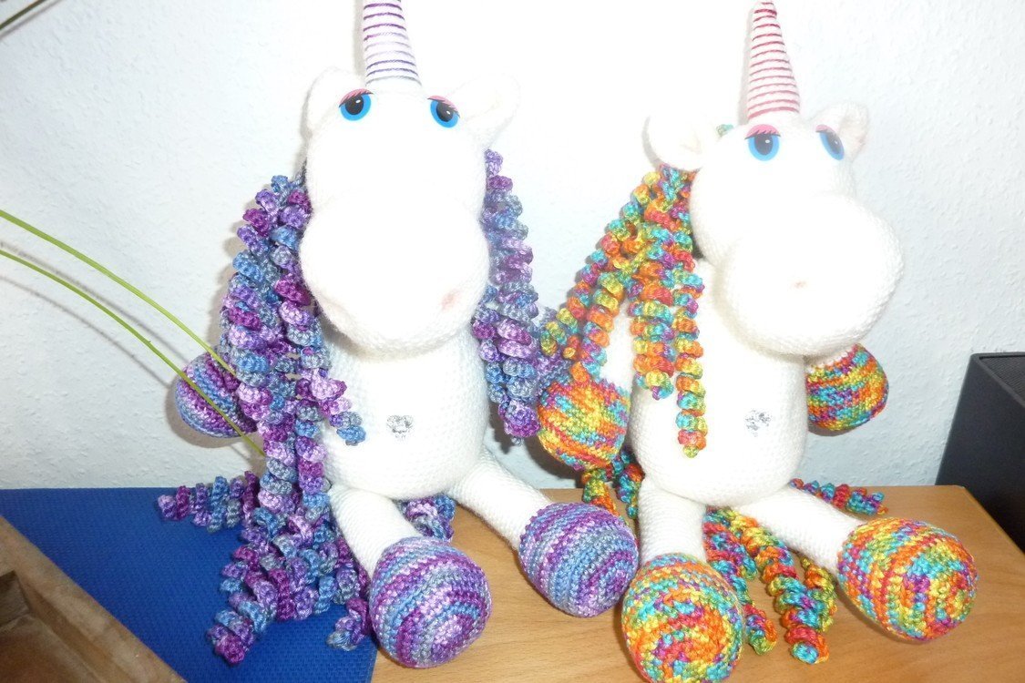 2 in 1: Trophäe oder großes Kuscheltier, Regenbogen Einhorn, Häkelanleitung als PDF