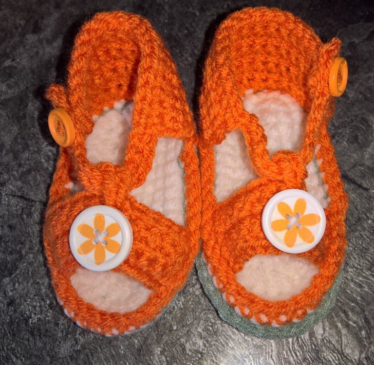 Häkelanleitung: Baby Sandalen mit Blume (Frühchen bis 1 Jahr)