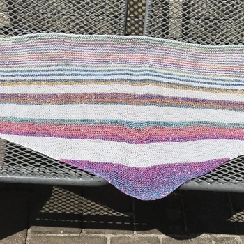 Prima Idee zur Verwendung von noch vorhandenen Restknäule mit entsprechender Lauflänge. Ich habe ein Knäul Lana Grossa Summertweed (400m / 100g) mit 100 g ( 175m / 50g) reine mercerisierte Baumwolle in silbergrau mit Nadel 4,0
verarbeitet.