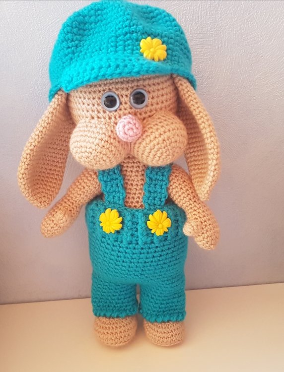 Hasenjunge Coole Socke 30 cm mit Mütze Hose und Hosenträgern Hase Osterhase zu Ostern