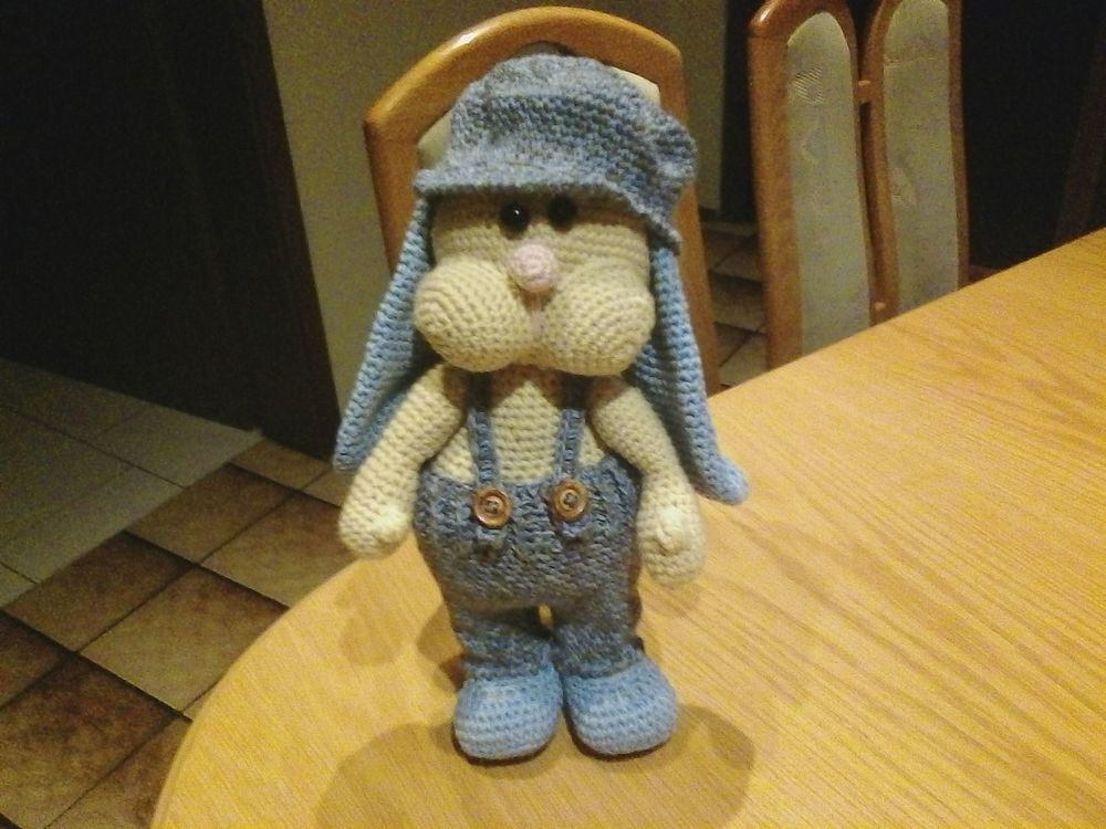 Hasenjunge Coole Socke 30 cm mit Mütze Hose und Hosenträgern Hase Osterhase zu Ostern