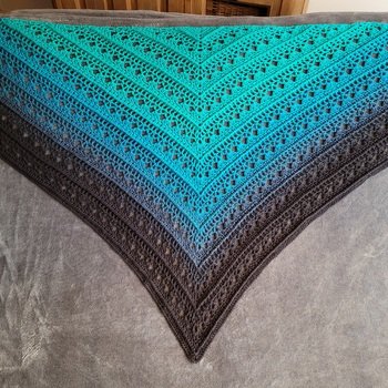 Mein 2. In'finito 3.0. Garn ist wieder von hobbii.de, Sultan Shadow in der Farbe teal/black (800 m Bobbel) ergänzt mit ca. 200 m Sultan solid Farbe black. Ist für meine Zwillingsschwester.