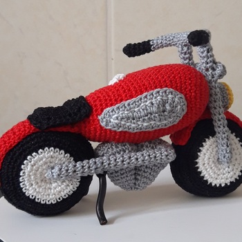 Deze motor is gehaakt met lammy coton crochet 10 op haaknaald 1,25.
De motor is ongeveer 14 cm lang.
Ik heb van een andere haakster de zij buizen over genomen om te haken.