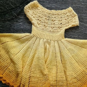 Meine Tochter hat sich ein Kleid in gelb gewünscht u. ich fand das Design einfach toll. Die Anleitung war auch verständlich u. umsetzbar. Ich bin kein Profi im Häkeln (1 Jahr Erfahrung)