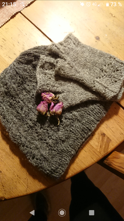 Strickanleitung Leah Set (Mütze, Tuch, Stulpen) mit schönem Lochmuster