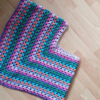 Gearbeitet wie gewünscht,  schön bunt. Der Poncho ist für 8/10 Jahre gehäkelt. Garn ist eine Mischung aus Schulana u four Seasons, wegen der Farbenvielfalt.
Die Anleitung ist sehr einfach und gut verständlich. Gearbeitet wurde mit der Häkelnadel Gr5.
Im Moment scheint mir der Ausschnitt  noch sehr groß...aber  den könnte ich ja etwas abändern. Probiert wurde das schöne Stück leider  noch nicht,  aber am WE ist es soweit. Die Länge kann man immer anpassen,  das gefällt mir.