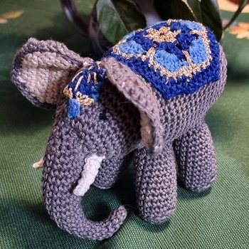 Die Anleitung ist wirklich ganz hervorragend. Hier ist mein Elefant,  ein wenig anders ausgeschmückt. Herzlichen Dank