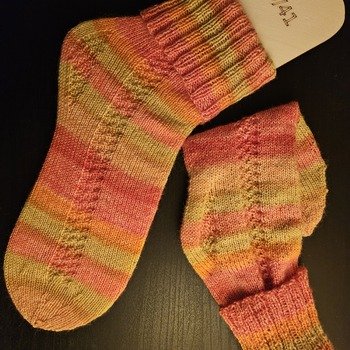 Wow...bei etlichen anderen Beschreibungen habe ich an der Ferse versagt...- BIS JETZT 😍 Seither stricke ich bereits das 8.Paar und variiere immer beim Schaft. VIELEN DANK für die tolle Anleitung, damit auch ich endlich schaffe Socken zu stricken 😅 ❤️💛💚