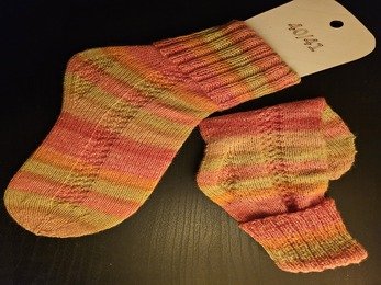 Wow...bei etlichen anderen Beschreibungen habe ich an der Ferse versagt...- BIS JETZT 😍 Seither stricke ich bereits das 8.Paar und variiere immer beim Schaft. VIELEN DANK für die tolle Anleitung, damit auch ich endlich schaffe Socken zu stricken 😅 ❤️💛💚