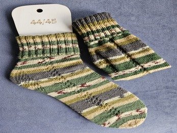 Wow...bei etlichen anderen Beschreibungen habe ich an der Ferse versagt...- BIS JETZT 😍 Seither stricke ich bereits das 8.Paar und variiere immer beim Schaft. VIELEN DANK für die tolle Anleitung, damit auch ich endlich schaffe Socken zu stricken 😅 ❤️💛💚